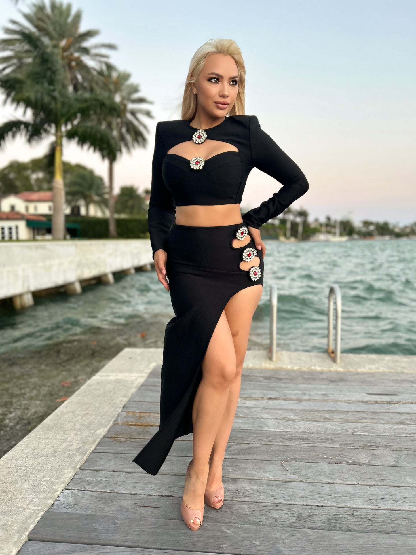 Ace Dress with a bow and a shoulder