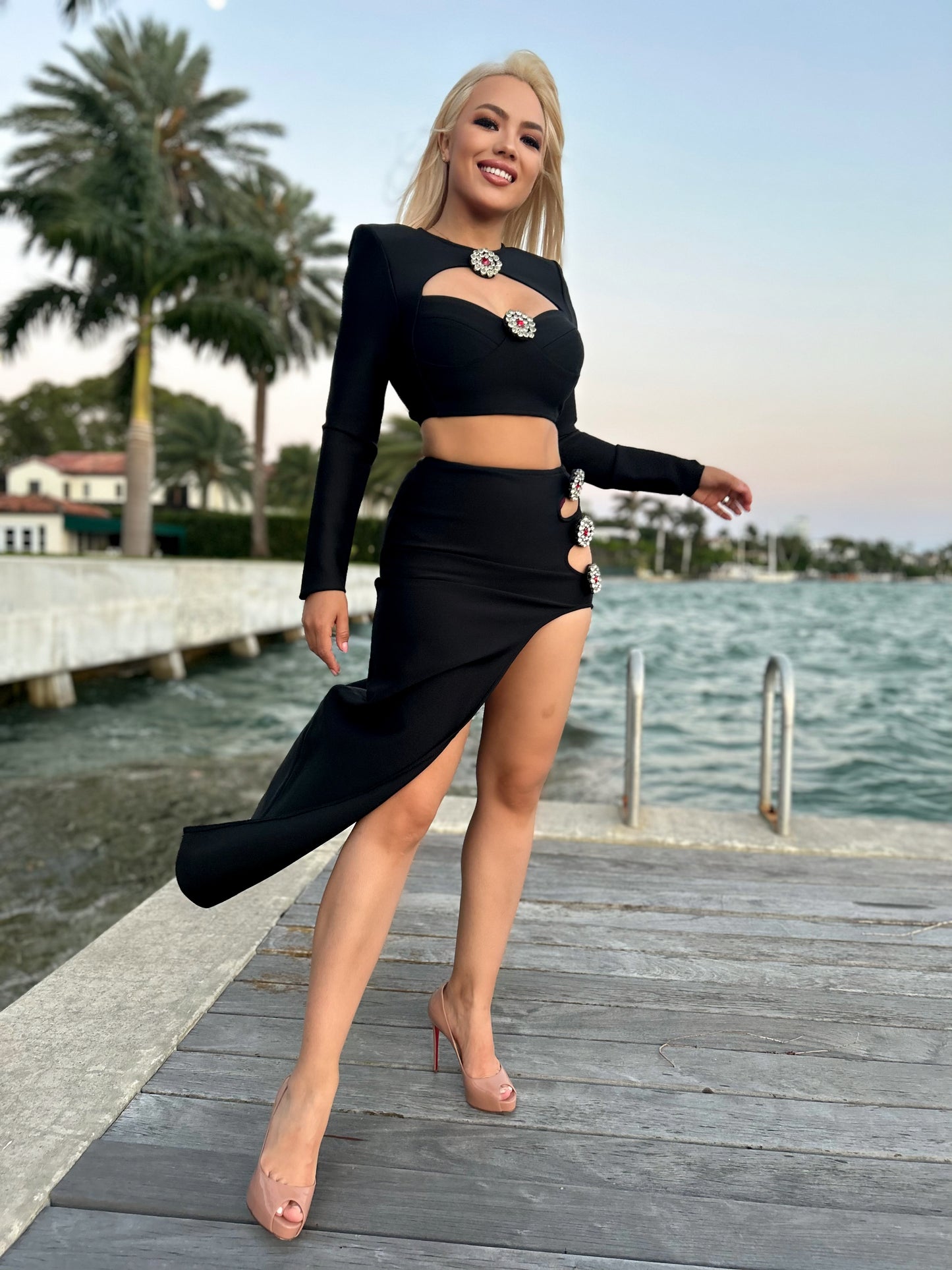 Ace Dress with a bow and a shoulder